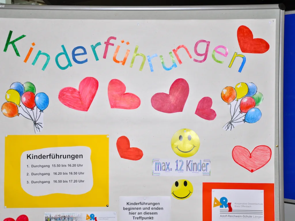 Plakat mit der Aufschrift „Kinderführungen“ und Herzen.